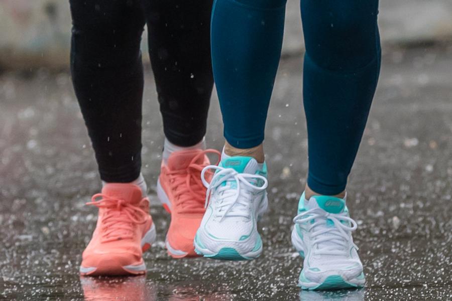ASICS Schuhe Laufen im Regen